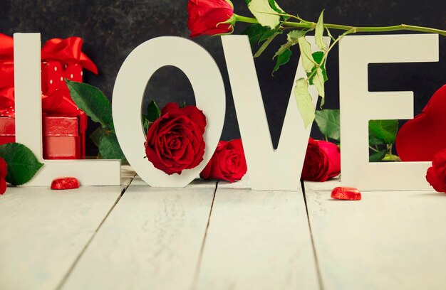 Photo close-up of rose bouquet on tiled floor