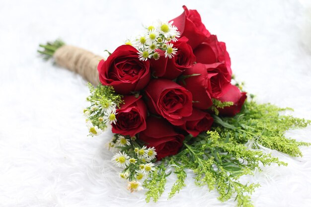 Foto close-up di un bouquet di rose su sfondo bianco