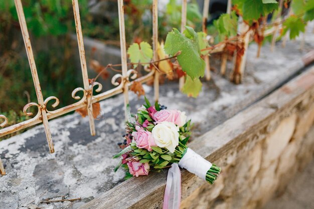 Foto prossimo piano di una pianta di rose vicino a una recinzione