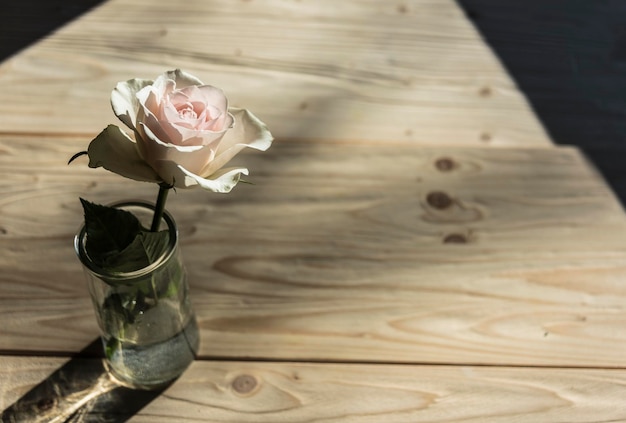 Foto close-up di una rosa sul tavolo