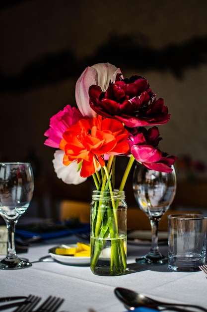 테이블 위 에 있는 유리 꽃병 에 있는 장미 들 의 클로즈업