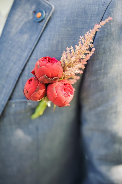 Photo close-up of roses in man pocket