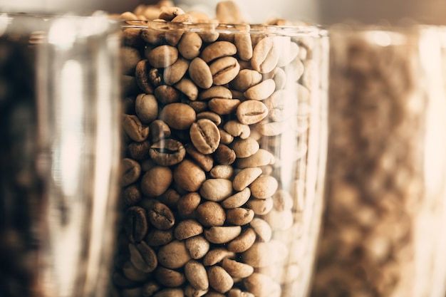 close-up rosted koffieboon. arabica koffieboon in glasdecoratie in helder glas.