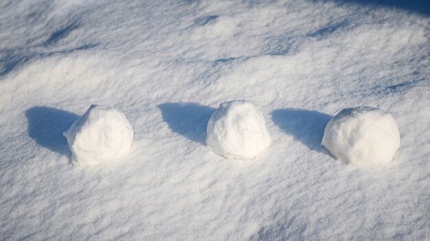 Foto primo piano su palle di neve rotonde nella neve