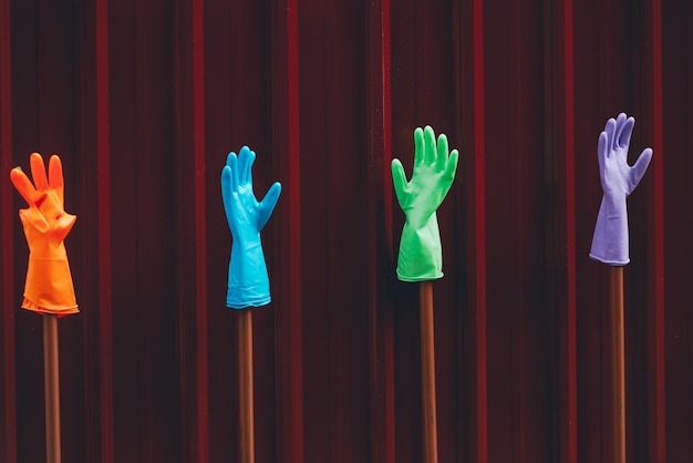 Photo close-up of rubber gloves hanging against wall