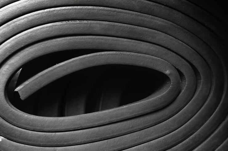 Foto close-up rubberen afdichtstrips voor waterdichte deuren een stapel rubber in rollen gedraaid