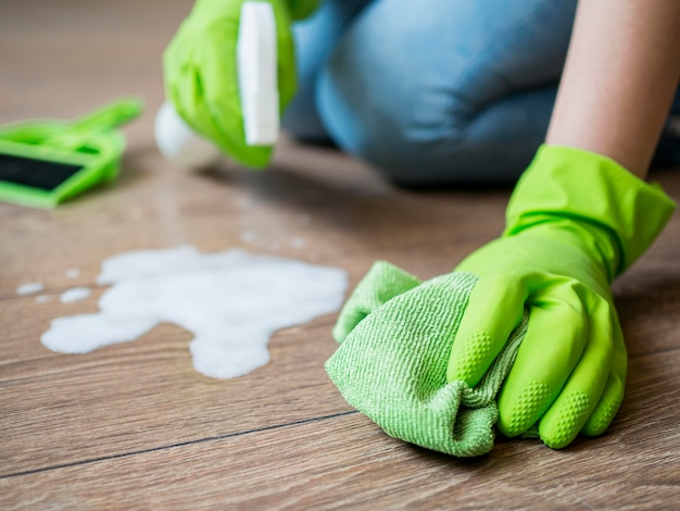 Foto close-up rubberen handschoenen met een doek