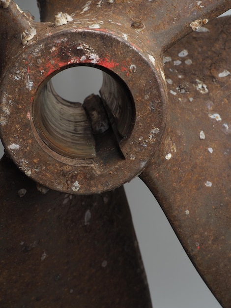 Foto un primo piano di un tubo arrugginito e arrugginito