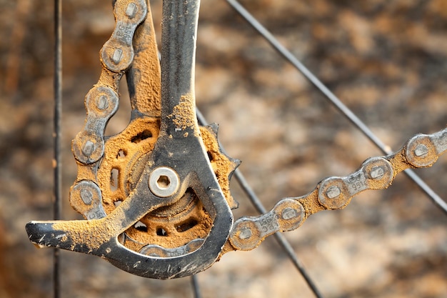 Foto close-up di una catena di bicicletta arrugginita