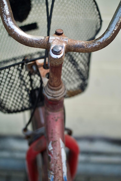 Foto close-up di una bicicletta arrugginita