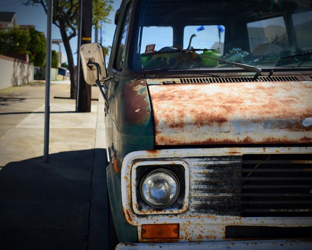 Foto close-up di un'auto arrugginita