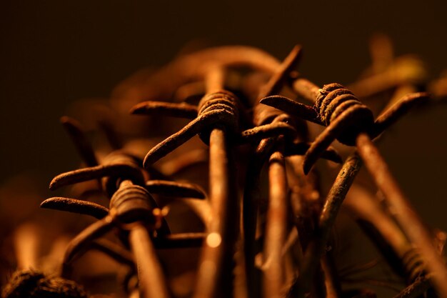 Photo close-up of rusty chain against black background