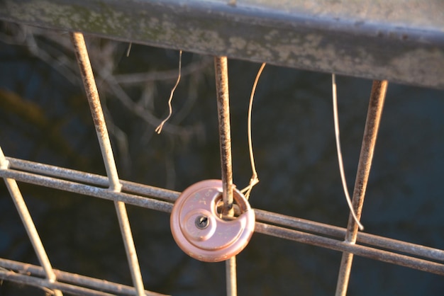 Foto prossimo piano di una catena arrugginita