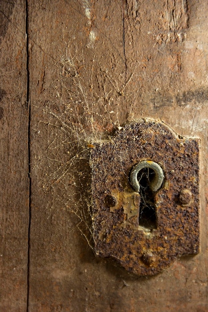 Foto close-up di una porta arrugginita