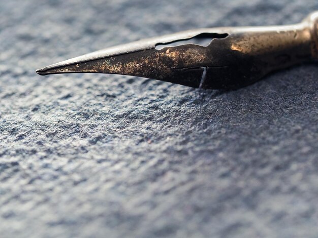 Foto close-up di una penna stilografica arrugginita