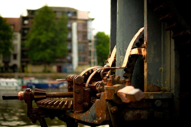 Photo close-up of rusty machine in city