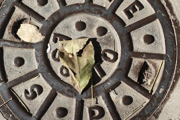 Foto prossimo piano di una parte della macchina arrugginita