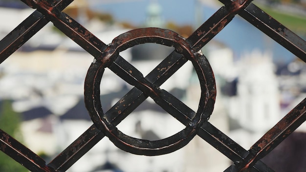 Photo close-up of rusty metal against sky