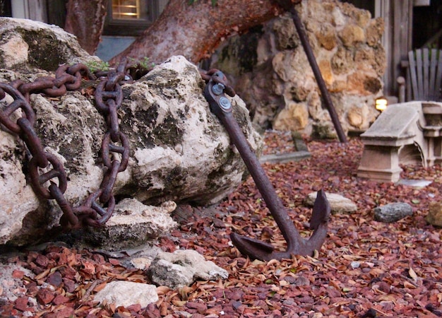 Foto prossimo piano di un'ancora di metallo arrugginito sulla roccia