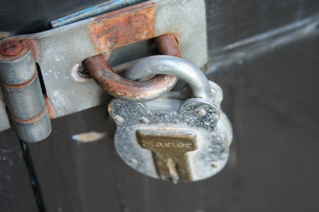 Photo close-up of rusty metal door