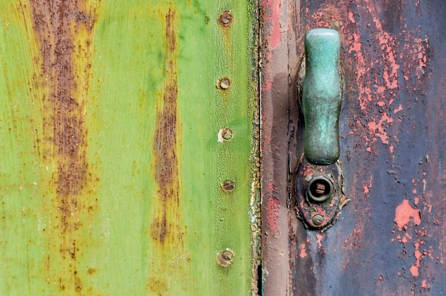 Photo close-up of rusty metal door