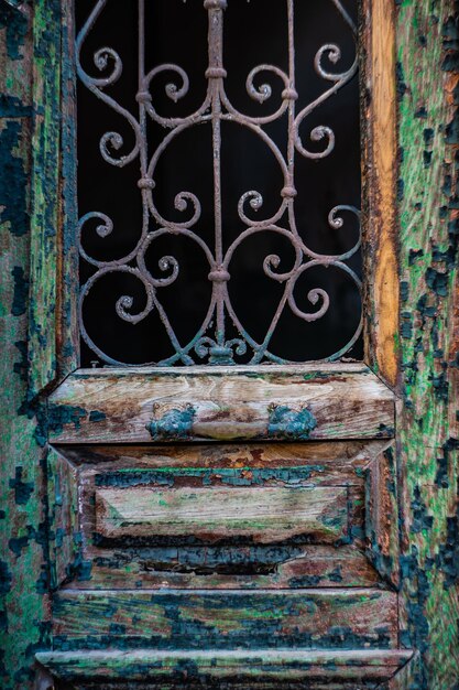 Photo close-up of rusty metal door