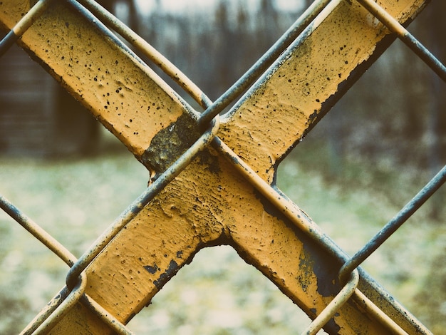 Photo close-up of rusty metal fence