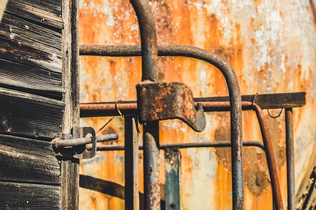 Photo close-up of rusty metal gate