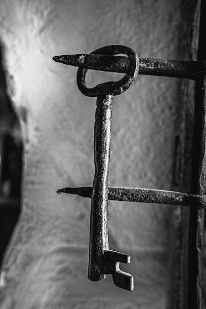 Photo close-up of rusty metal key