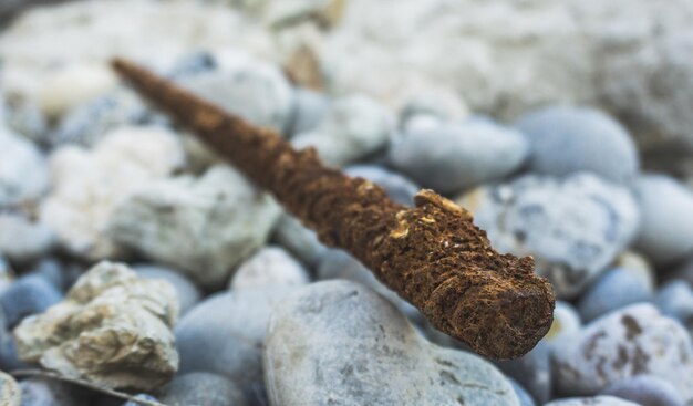 Foto prossimo piano di metallo arrugginito sulle rocce