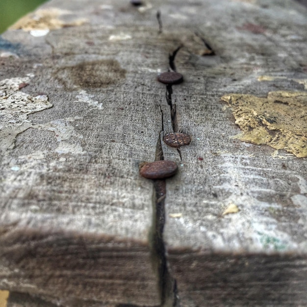 Photo close-up of rusty metal in wood