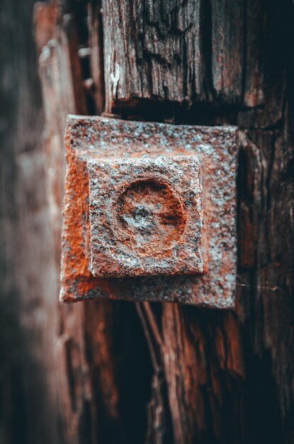 Photo close-up of rusty metal on wood