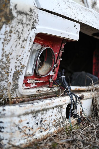 Foto close-up della parte anteriore del camion del latte arrugginito