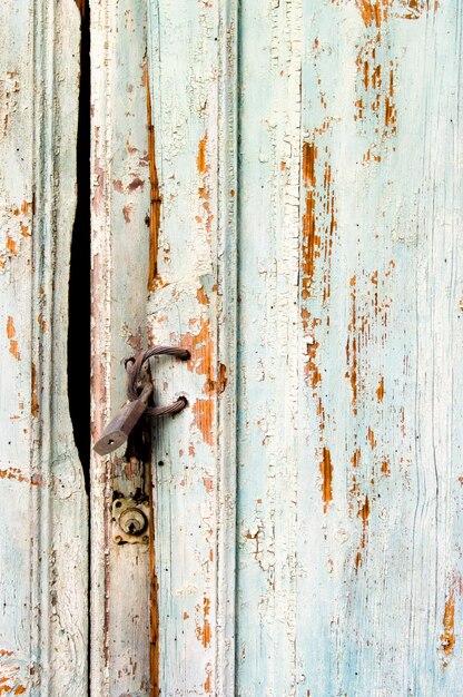 Photo close-up of rusty padlock hanging on door