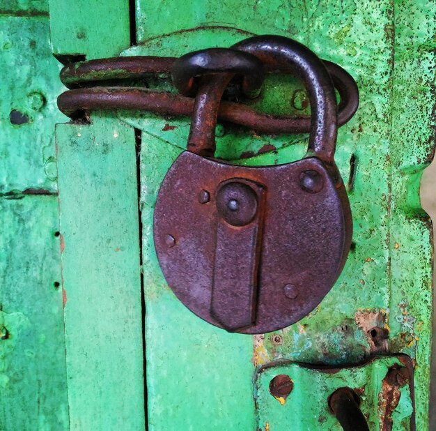 Photo close-up of rusty padlock