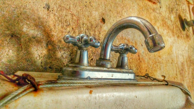 Photo close-up of rusty pipe