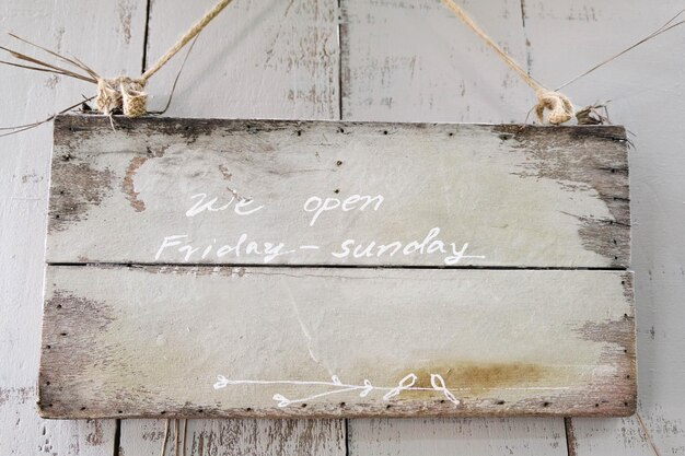 Photo close-up of rusty sign on wall