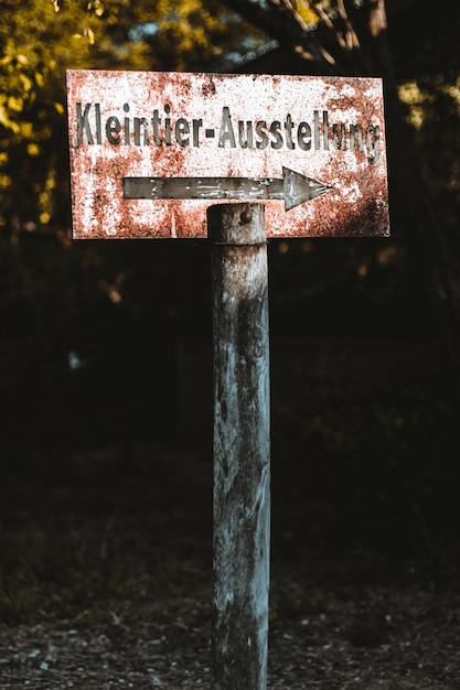 Photo close-up of rusty sign