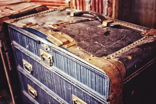 Photo close-up of rusty suitcase