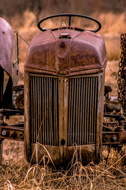 Foto prossimo piano di un trattore arrugginito