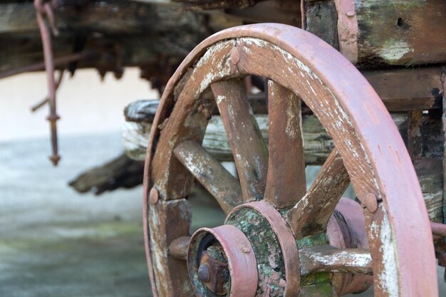 Foto prossimo piano della ruota arrugginita