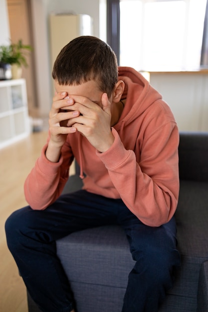 Foto primo piano sul ritratto del ragazzo triste