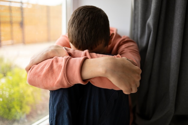 Foto primo piano sul ritratto del ragazzo triste