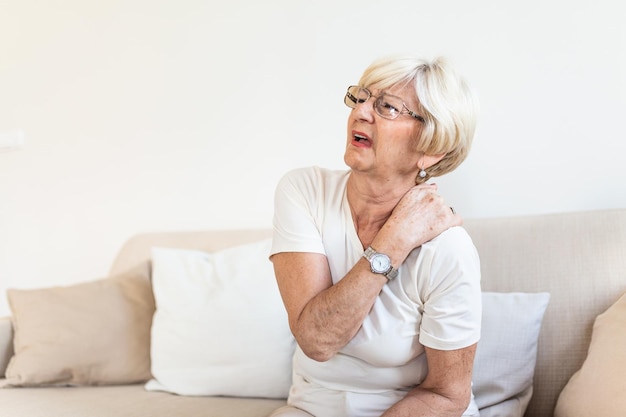 Photo close up of sad senior lady with neckache senior woman with chronic pain syndrome fibromyalgia suffering from acute neckaches senior woman suffering from neck pain