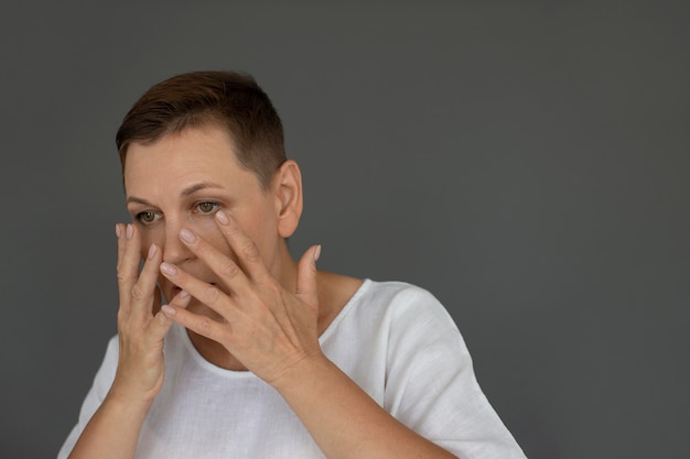 Photo close up sad woman covering her face