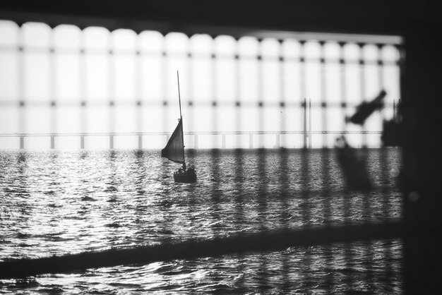 Foto close-up di una barca a vela sul fiume