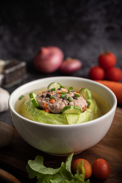 Photo close-up of salad in bowl on table