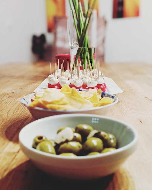 Photo close-up of salad in bowl on table