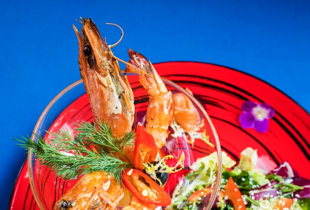 Photo close-up of salad in plate on table