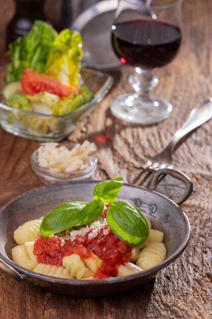 Foto prossimo piano di un'insalata sul piatto sul tavolo